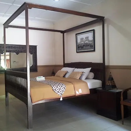 Ndalem Suratin Guesthouse-3